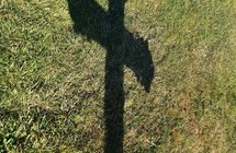 Schatten eines Grab-Kreuzes 