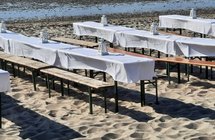 Weiß gedeckte Tische am Strand in Utersum