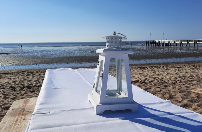 Weiß gedeckter Tisch mit Ausblick auf das Meer